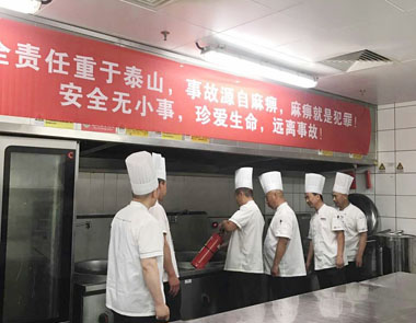 華晨寶馬MEP餐廳員工練習(xí)使用滅火器 華晨寶馬MEP餐廳員工練習(xí)使用滅火器