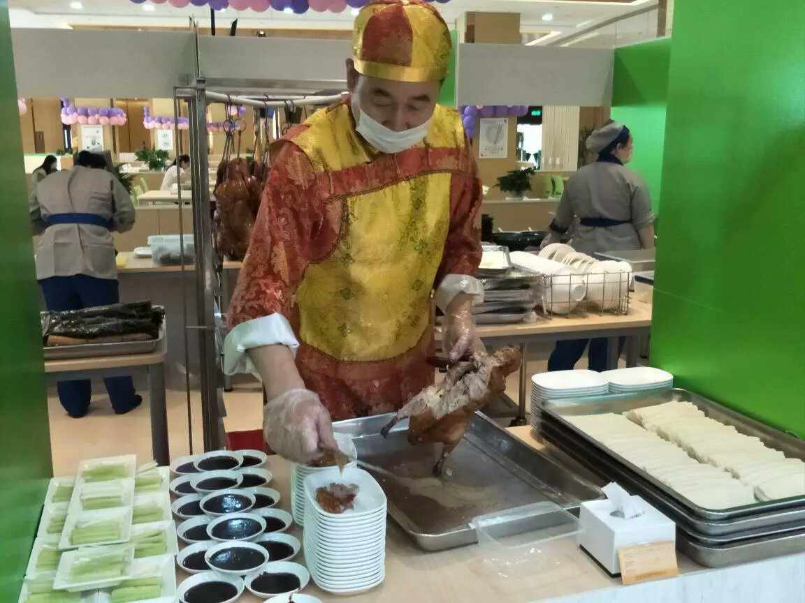 烤鴨師傅正在片烤鴨 烤鴨師傅正在片烤鴨