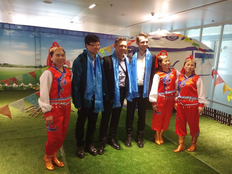 給國際友人獻(xiàn)上哈達(dá) 給國際友人獻(xiàn)上哈達(dá)