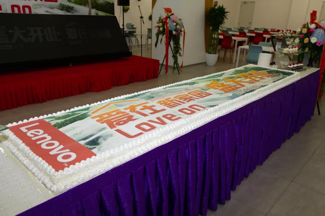 開業(yè)蛋糕&mdash;&mdash;3米長的大蛋糕