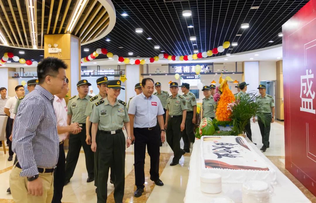 甲方領(lǐng)導(dǎo)與公司薦董張總參加開業(yè)儀式 甲方領(lǐng)導(dǎo)與公司薦董張總參加開業(yè)儀式