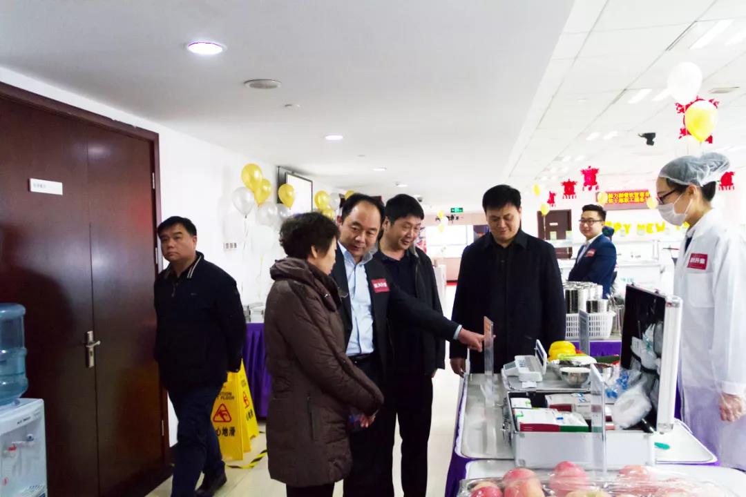 薦董為商標局領(lǐng)導(dǎo)講解我們的食材農(nóng)殘檢測和餐具清潔度檢測 薦董為商標局領(lǐng)導(dǎo)講解我們的食材農(nóng)殘檢測和餐具清潔度檢測