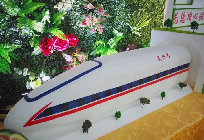 手工制作的動(dòng)車模型&ldquo;復(fù)興號&rdquo;