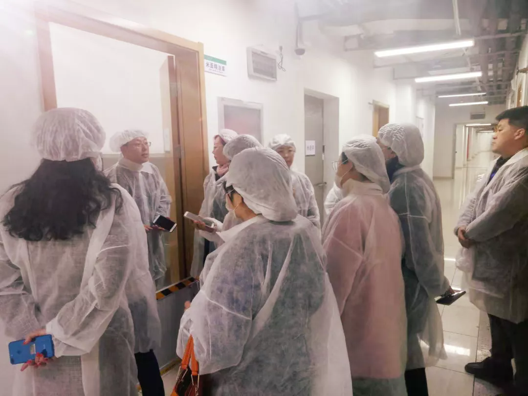 家委會(huì)的代表參觀餐廳的后廚 家委會(huì)的代表參觀餐廳的后廚