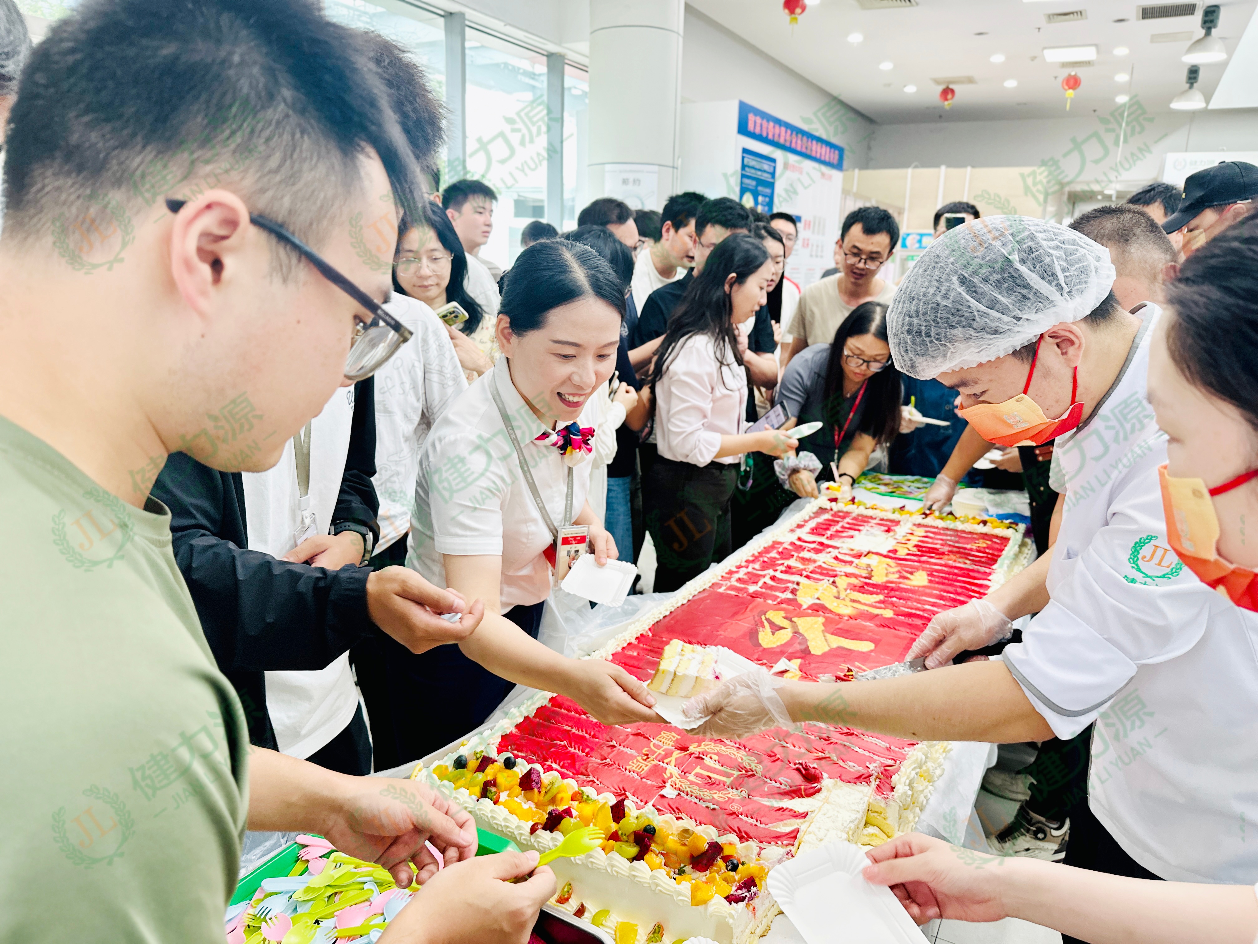 南京某餐廳開業(yè)現(xiàn)場 為顧客發(fā)放蛋糕.jpg