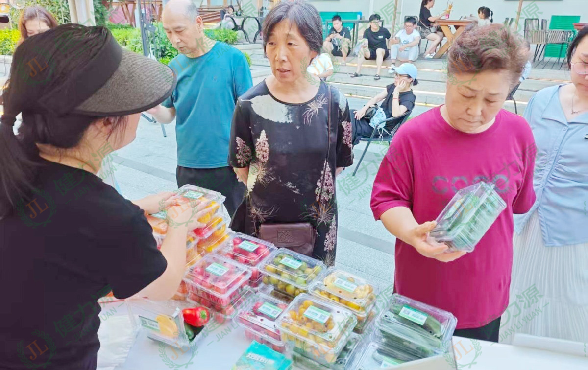 顧客們?cè)跀偽磺傲私饬υ词卟?jpg