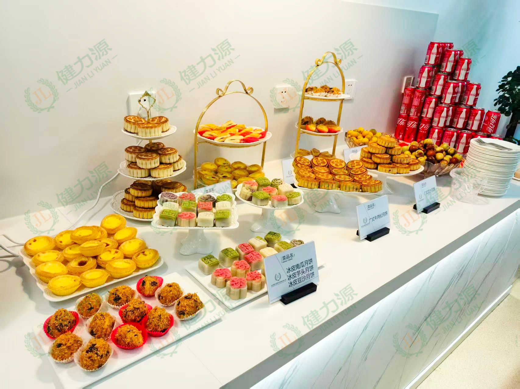 擺滿(mǎn)月餅的中秋活動(dòng)展臺(tái).jpg