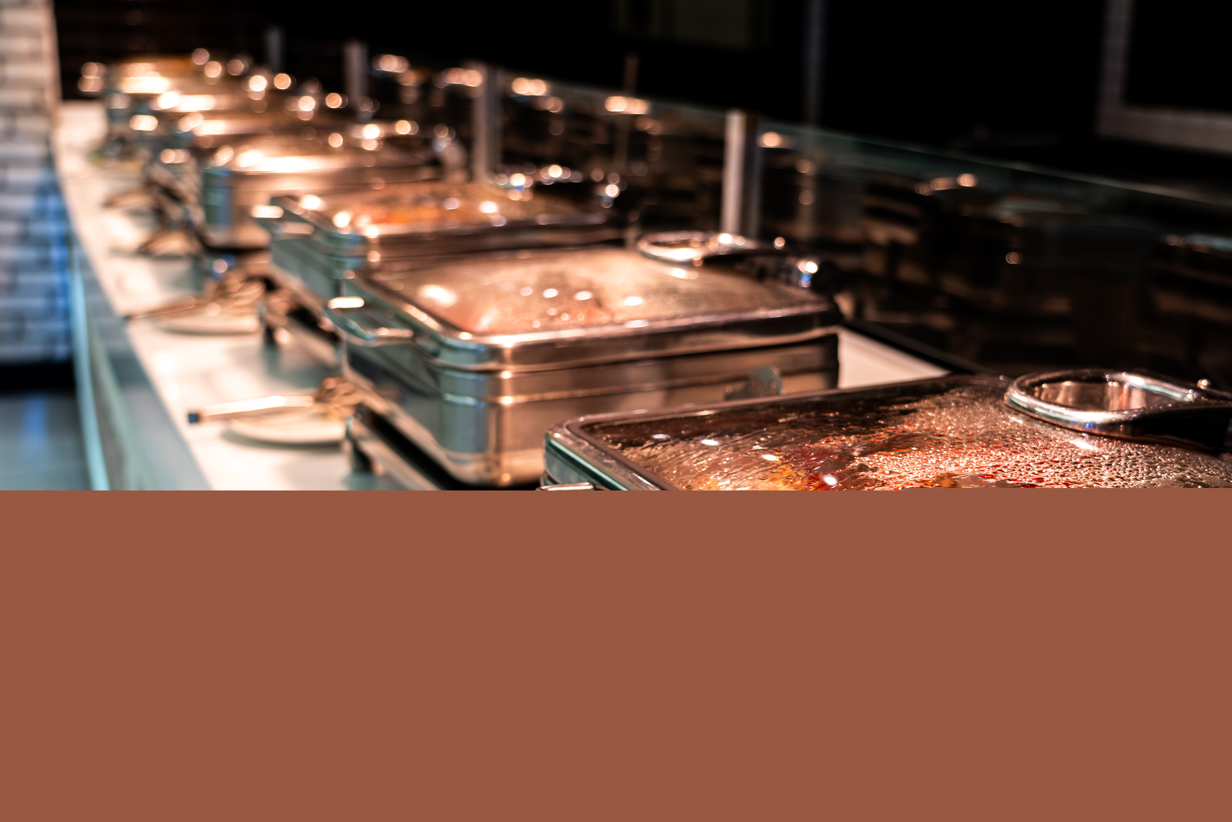 攝圖網(wǎng)_327570914_餐飲伙食食品 加熱盤托盤 準(zhǔn)備在旅館餐廳服務(wù)盤子宴會(huì)食物廚房酒吧多樣性派對酒店小吃臺(tái)面(企業(yè)商用).jpg