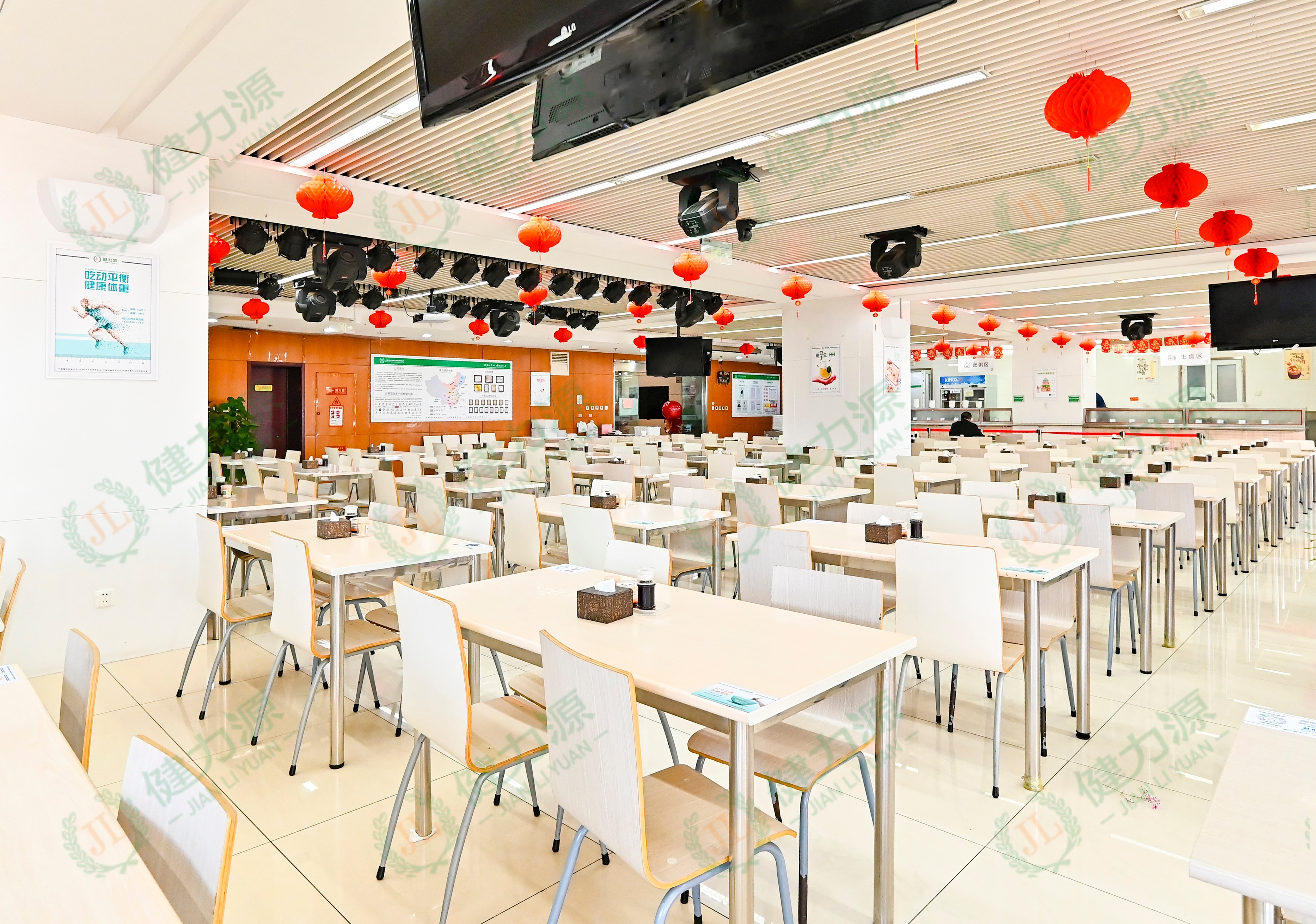 紅色燈籠裝點 新餐廳喜慶洋洋.jpg