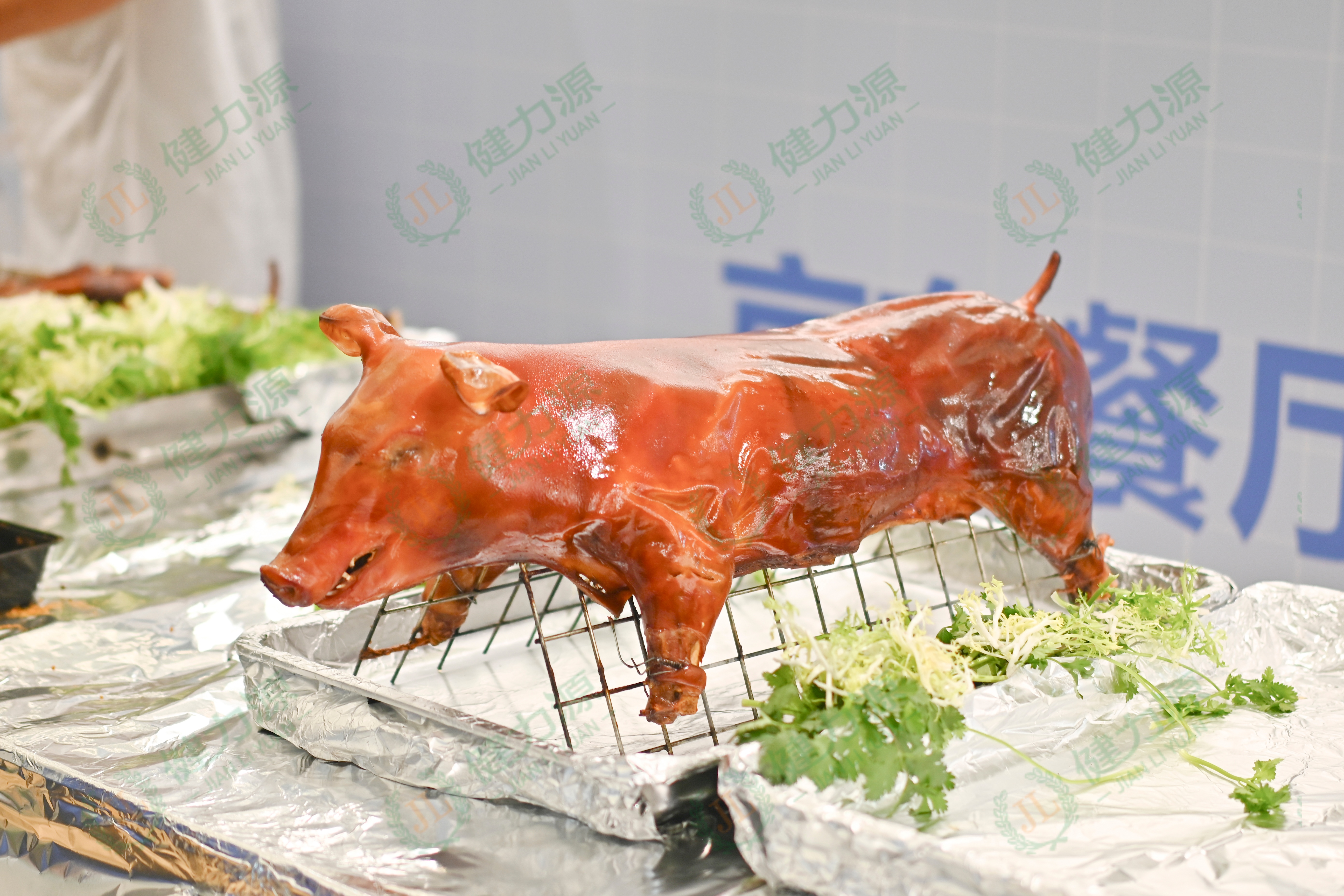 開業(yè)現(xiàn)場的烤乳豬.jpg